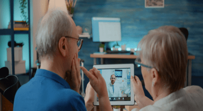 Homem e mulher a falar com um dentista online por video chamada