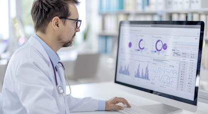 Médico analisando dados médicos no computador