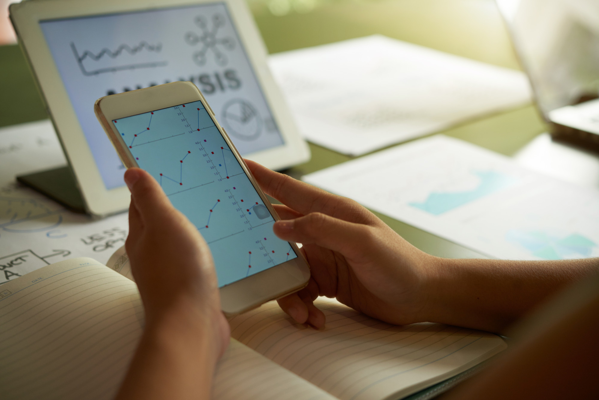 pessoa a analisar gráfico financeiro em um smartphone