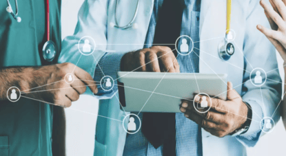 Médicos com um tablet
